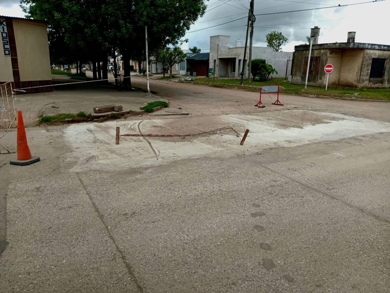 DA&Ntilde;OS EN VALLA DE SE&Ntilde;ALIZACI&Oacute;N DE OBRA DE BACHEO