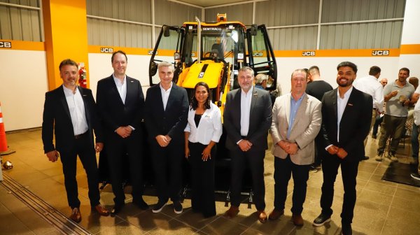 SEMTRACO PRESENT&Oacute; LA NUEVA JCB 3CX PLUS