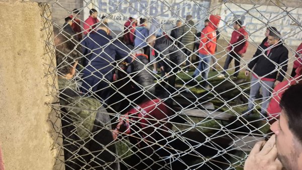 MARCOS JU&Aacute;REZ: CAY&Oacute; UNA TRIBUNA DE TABLONES