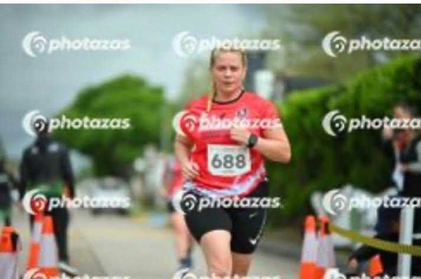 UNA ATLETA M&Aacute;S EN LA MARAT&Oacute;N DE CHA&Ntilde;AR LADEADO