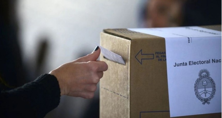 SE VOTA EN TRES ESCUELAS