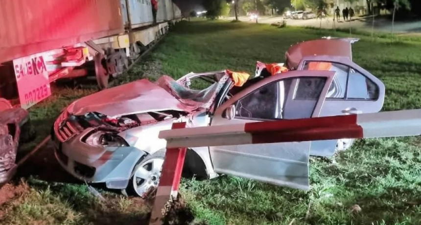 IMPACTANTE CHOQUE ENTRE UN AUTO Y UN TREN