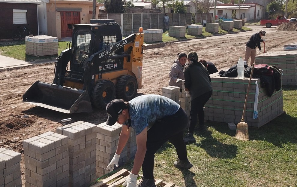 OBRA DE PAVIMENTO ARTICULADO EN UCACHA