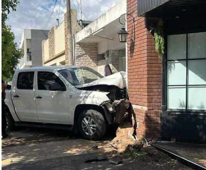 CAMIONETA CHOCÓ CON EL FRENTE DE DOS COMERCIOS