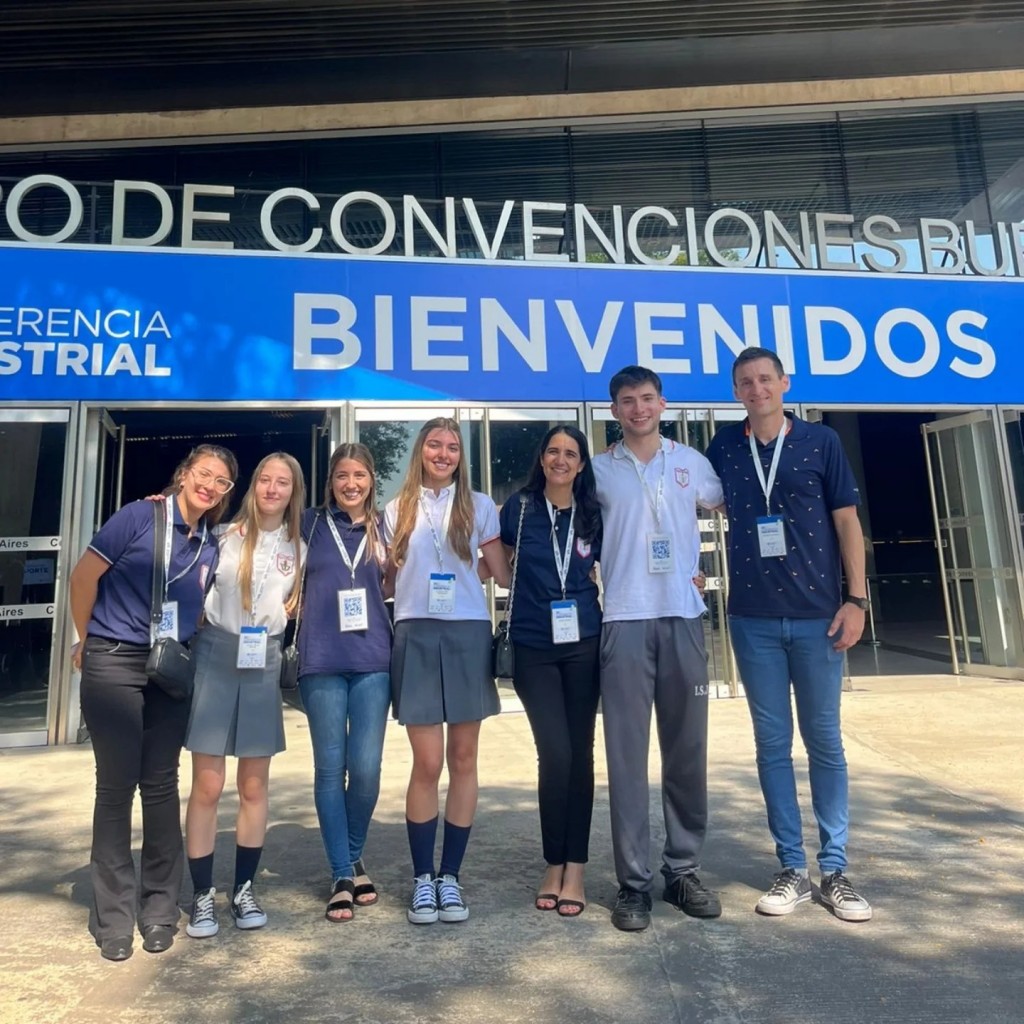 ALUMNOS DEL JOSÉ HERNÁNDEZ EN LA CONFERENCIA INDUSTRIAL