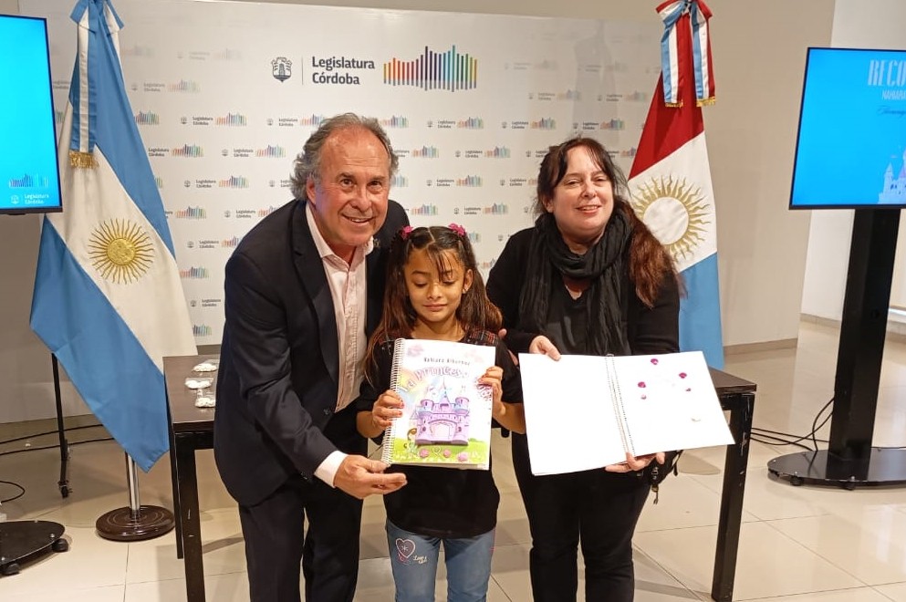 LA LEGISLATURA DISTINGUIÓ A NAHIARA ALBORNÓZ