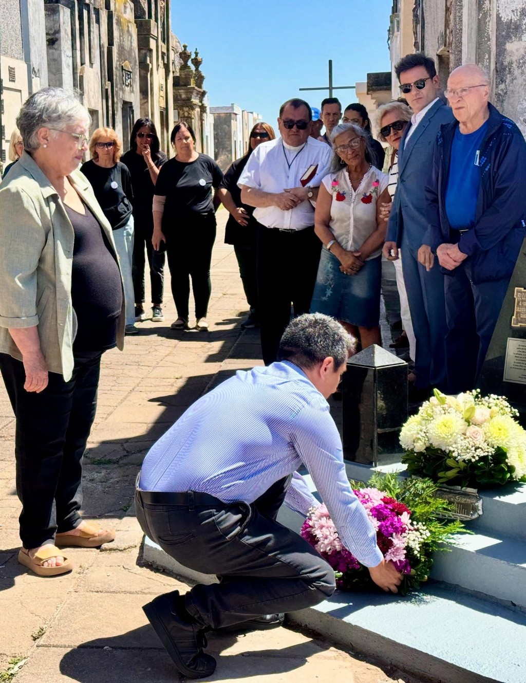 CENTENARIO DE ARGENTINO: EMOTIVO ACTO EN EL CEMENTERIO