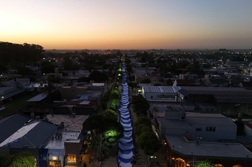 CARAVANA DE ARGENTINO CON LA BANDERA MÁS LARGA DE LA PROVINCIA