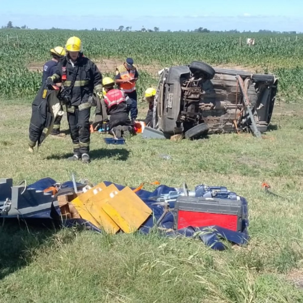 VUELCO EN SOLITARIO EN EL CRUCE A GENERAL BALDISSERA
