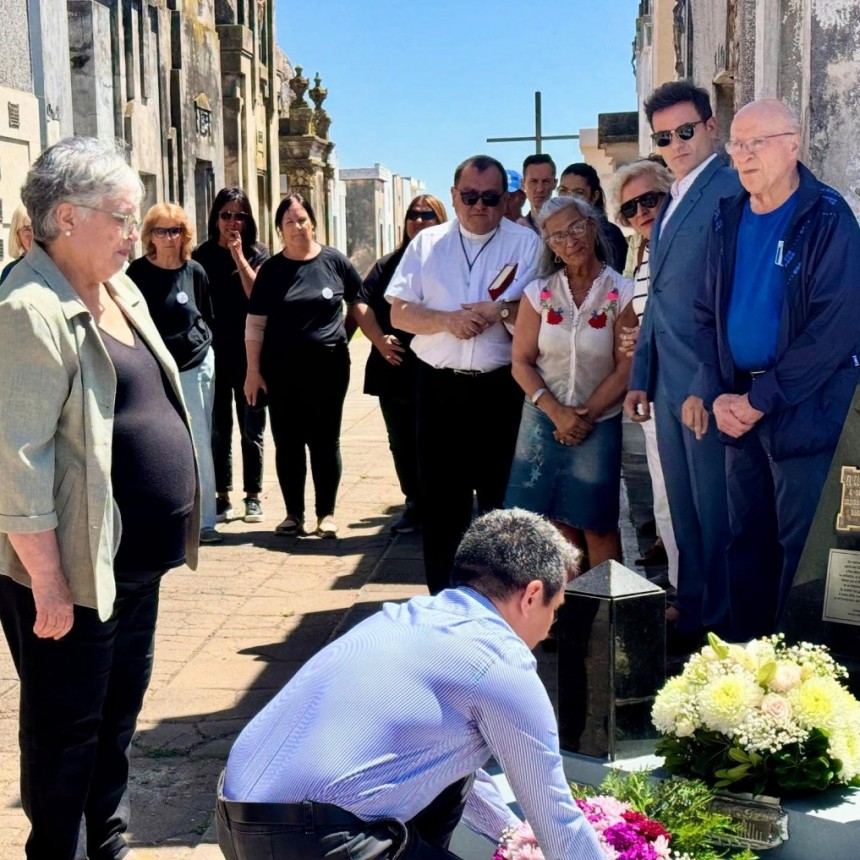 CENTENARIO DE ARGENTINO: EMOTIVO ACTO EN EL CEMENTERIO