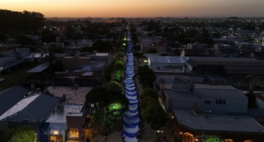 CARAVANA DE ARGENTINO CON LA BANDERA MÁS LARGA DE LA PROVINCIA