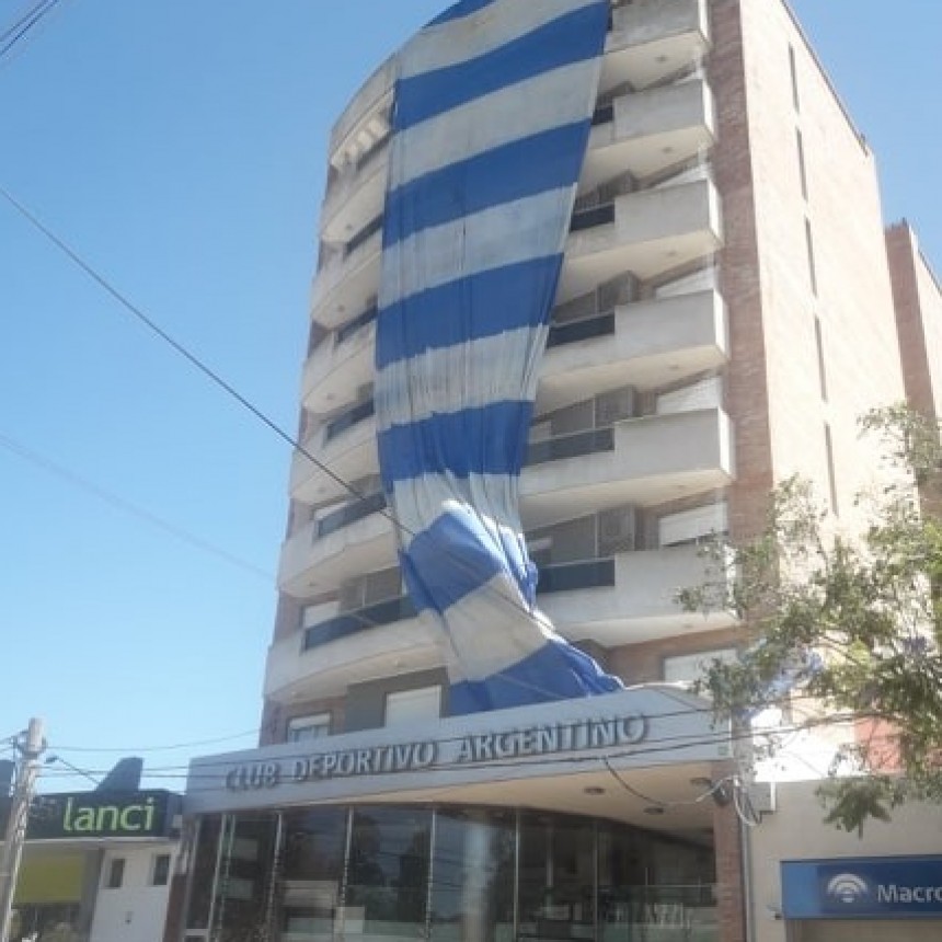 EL EDIFICIO DE ARGENTNO VISTIÓ DE AZUL Y BLANCO