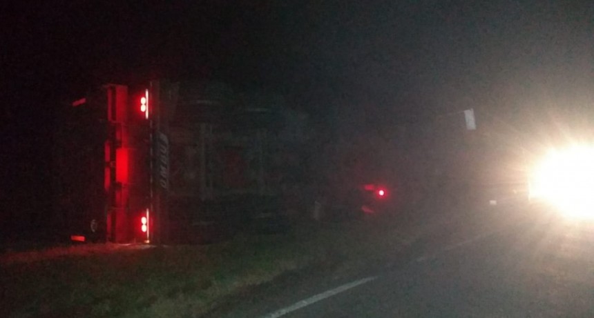 VUELCO DE UN CAMIÓN EN RUTA 11