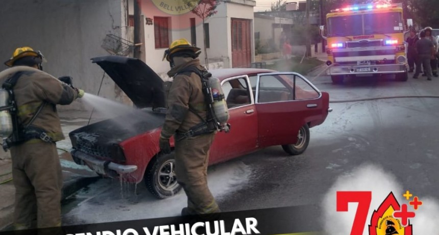 SE INCENDIÓ AUTOMÓVIL EN LA VÍA PÚBLICA