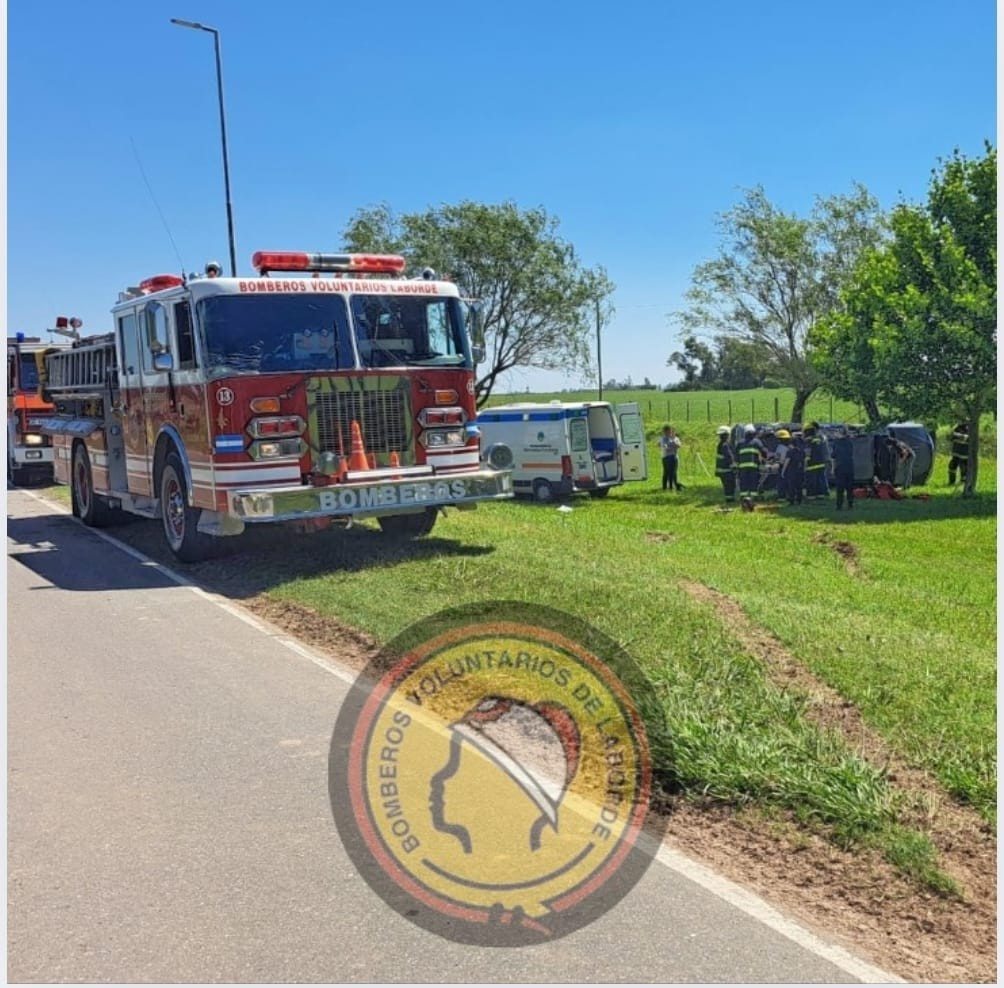 VUELCO EN SOLITARIO DE UNA CAMIONETA