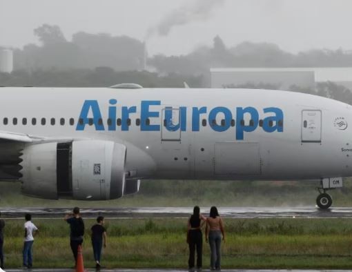 TRES PASAJEROS DE MONTE MAÍZ EN EL AVIÓN AVERIADO