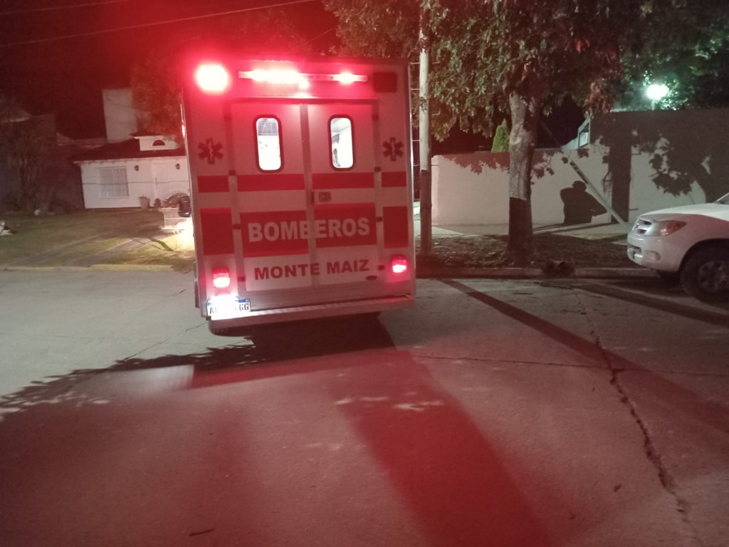 MOTO CHOCÓ CONTRA UN ÁRBOL