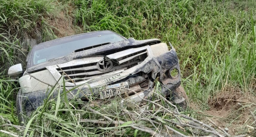 VUELCO DE CAMIONETA EN ZONA RURAL