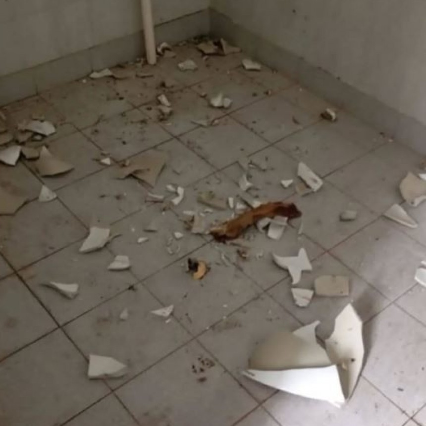 VANDALISMOS EN LOS BAÑOS DE SPORTIVO ISLA VERDE