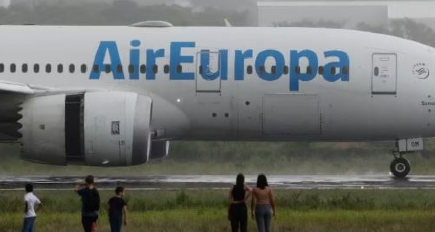 TRES PASAJEROS DE MONTE MAÍZ EN EL AVIÓN AVERIADO