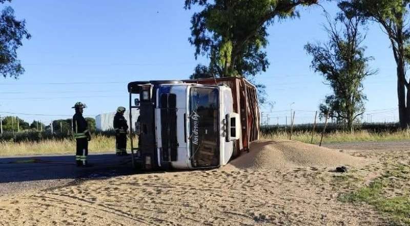 VUELCO DE UN CAMIÓN ENTRE MONTE BUEY E INRIVILLE