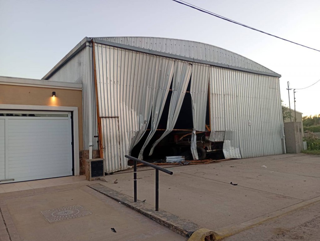 AUTO TERMINÓ DENTRO DE UN GALPÓN