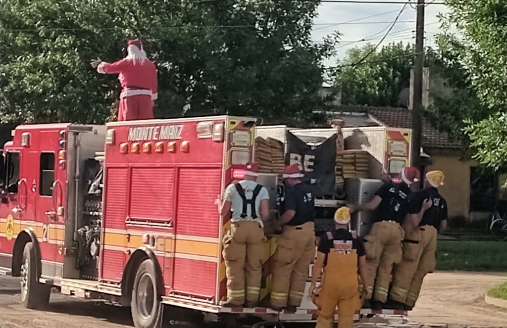 LOS BOMBEROS ACOMPAÑARON A PAPÁ NOEL