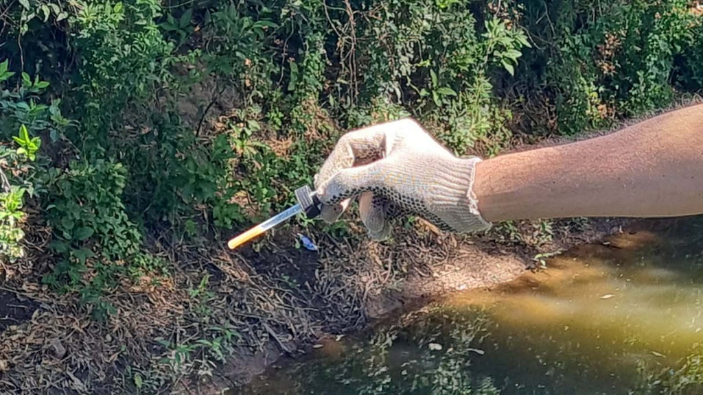 COLOCACIÓN DE LARVICIDAS EN DESAGÜE DE ACCESO NORTE