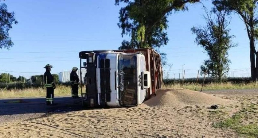 VUELCO DE UN CAMIÓN ENTRE MONTE BUEY E INRIVILLE