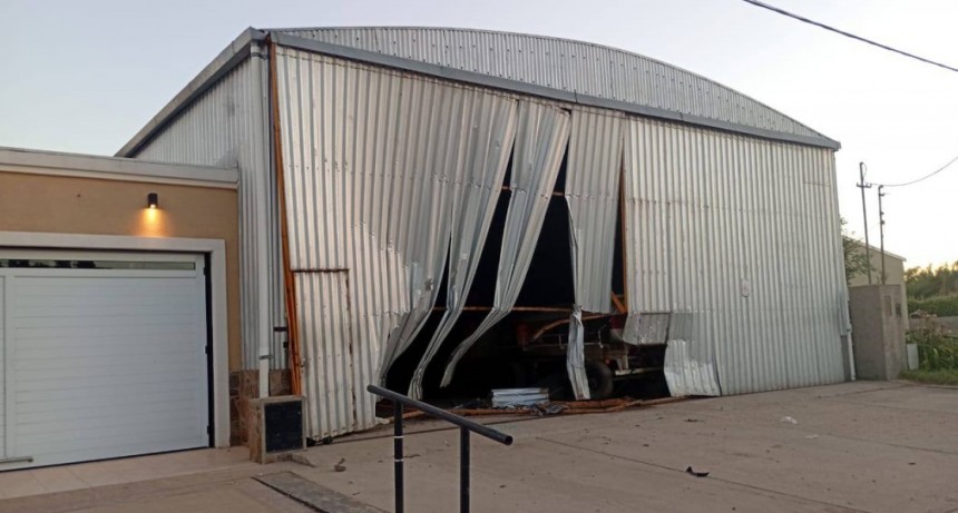 AUTO TERMINÓ DENTRO DE UN GALPÓN