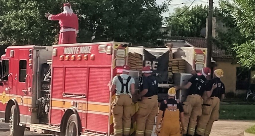 LOS BOMBEROS ACOMPAÑARON A PAPÁ NOEL
